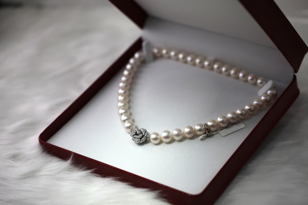 Bí Quyết Giữ Trang Sức Titan Mạ Vàng 18K Luôn Sáng Bóng Như Mới